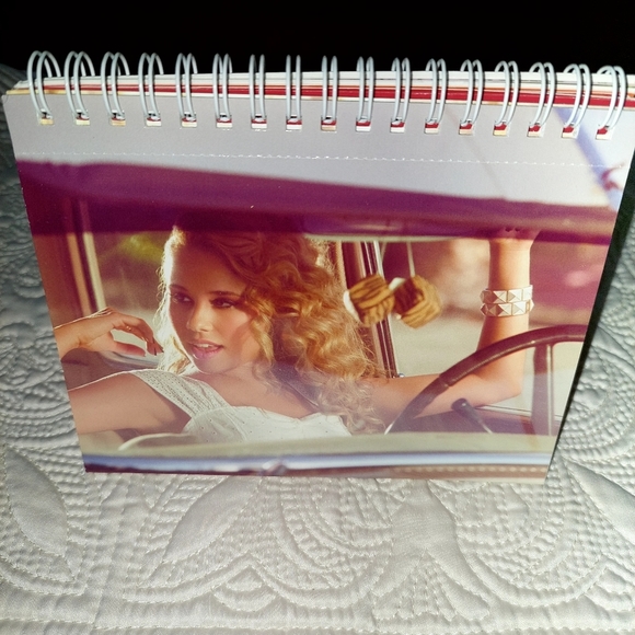 Haley Reinhart Signed PostCard Booklet - New - Picture 8 of 10